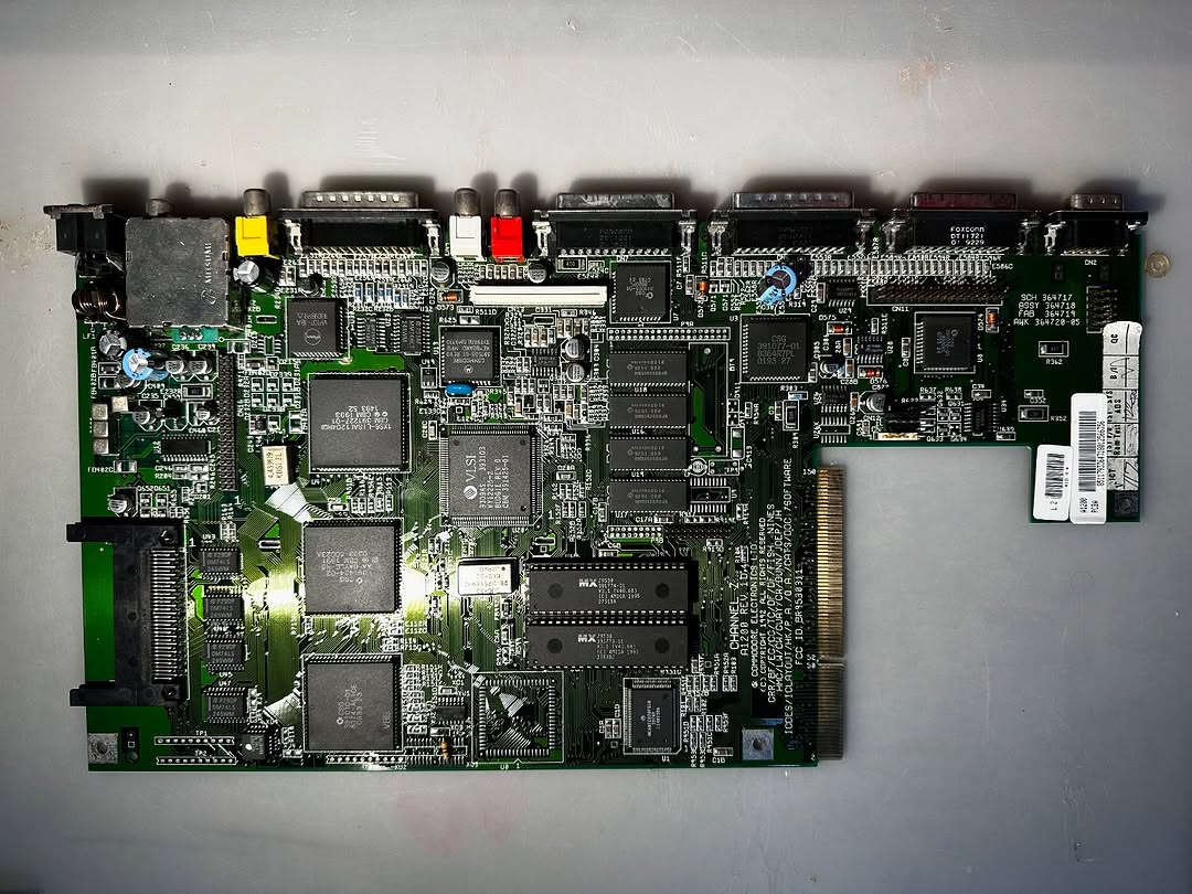 Scheda madre Amiga 1200 prima del recap